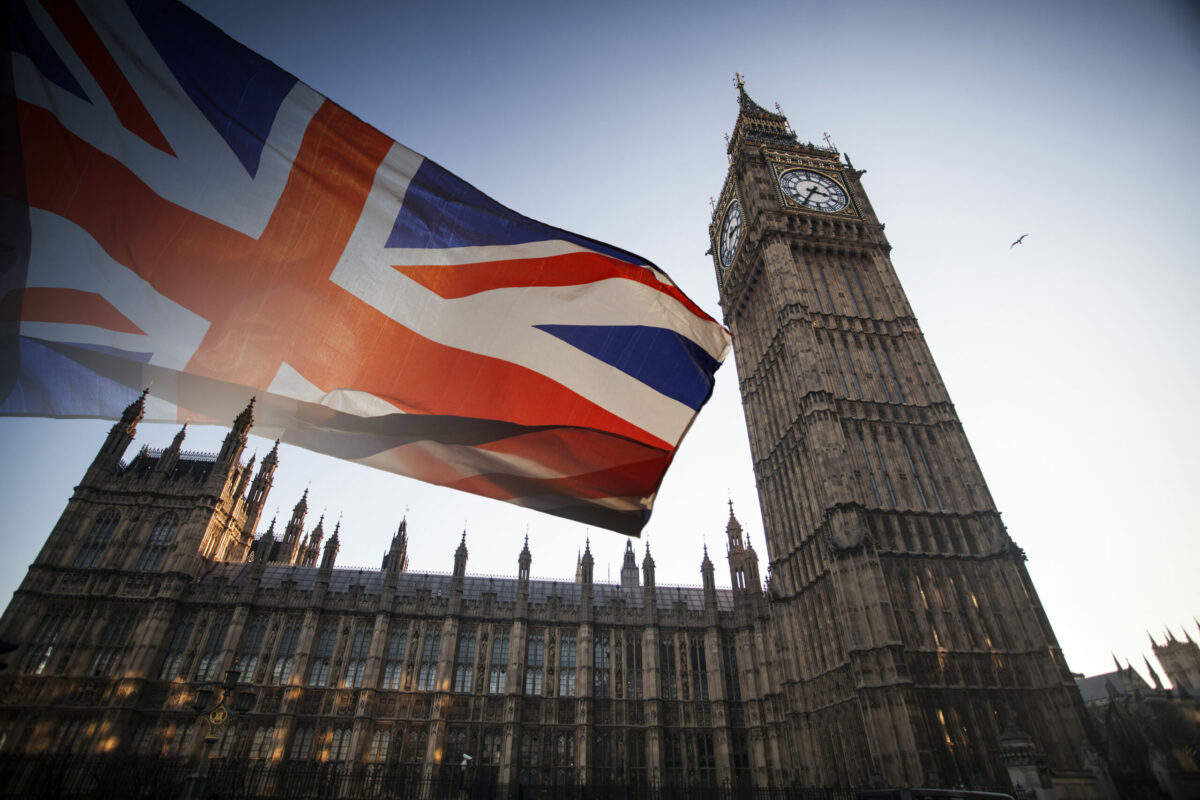 Grafic cu migrația netă în Marea Britanie între 2012 și 2026
