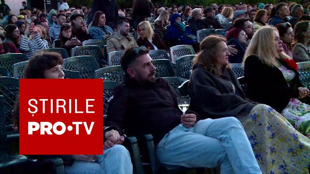 Spectatori la TIFF într-o livadă, cu pături și preparate franțuzești