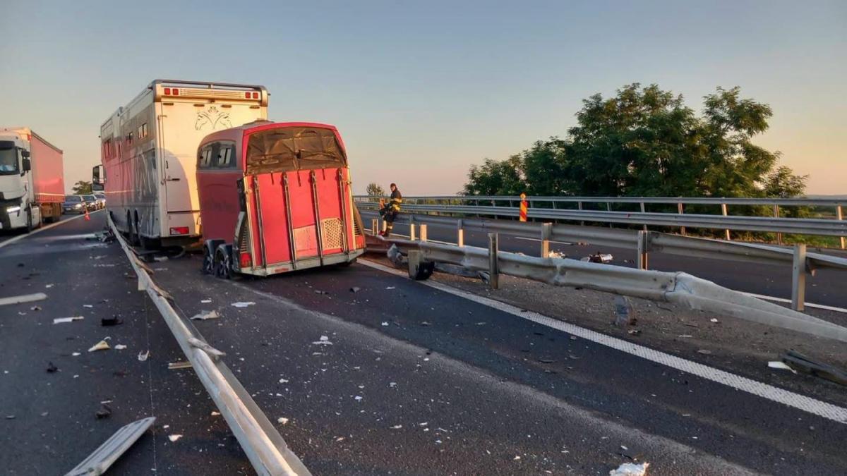 TIR pe contrasens pe autostrada A1 după ce a rupt parapetul