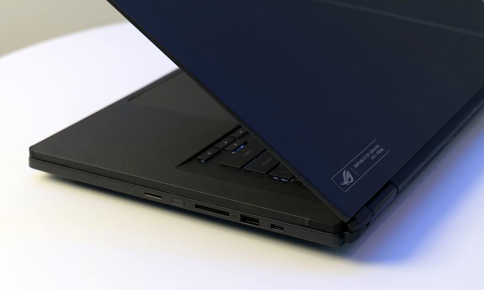 Laptop ASUS ROG Strix SCAR 18 cu ecran deschis, iluminat RGB, pe un birou de gaming