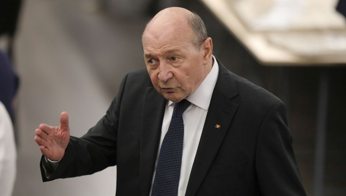 Traian Băsescu, sancționat cu interdicție de zbor după ce a fumat în toaleta avionului
