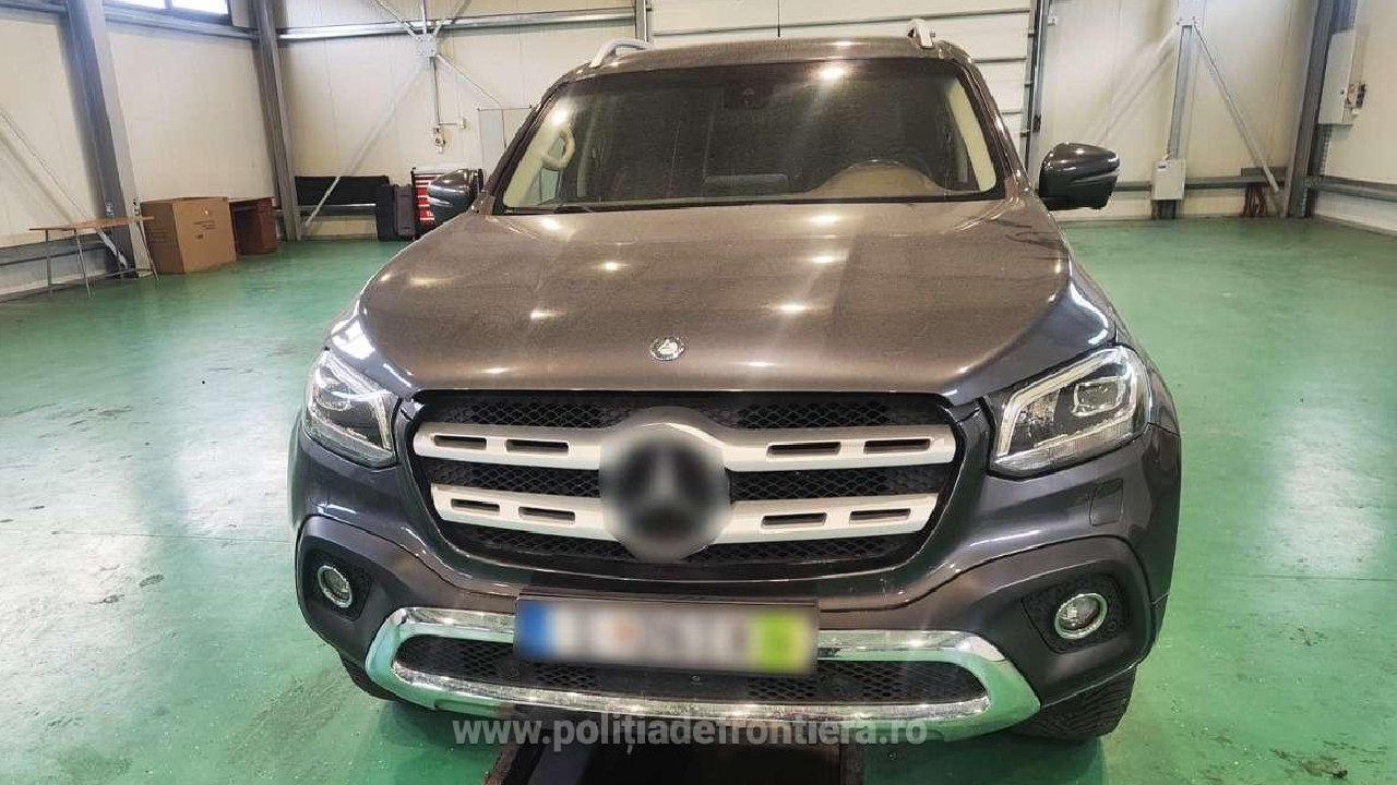Trei mașini furate de 470.000 de lei, descoperite de polițiștii de frontieră la Suceava