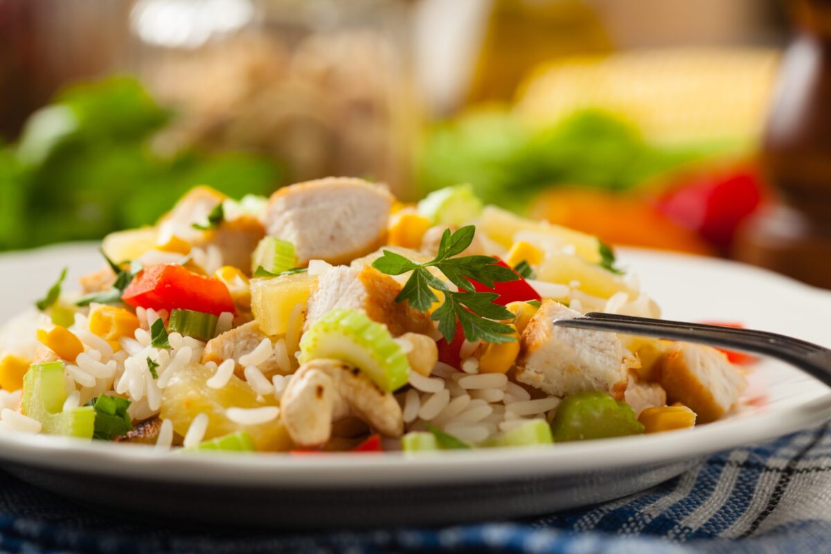 Trei rețete sănătoase pentru persoanele cu hepatita C: somon cu quinoa, supă de linte și bowl cu pui