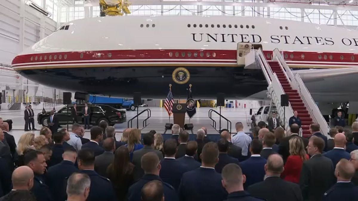 Avionul Air Force One vopsit în roșu, alb, albastru și auriu