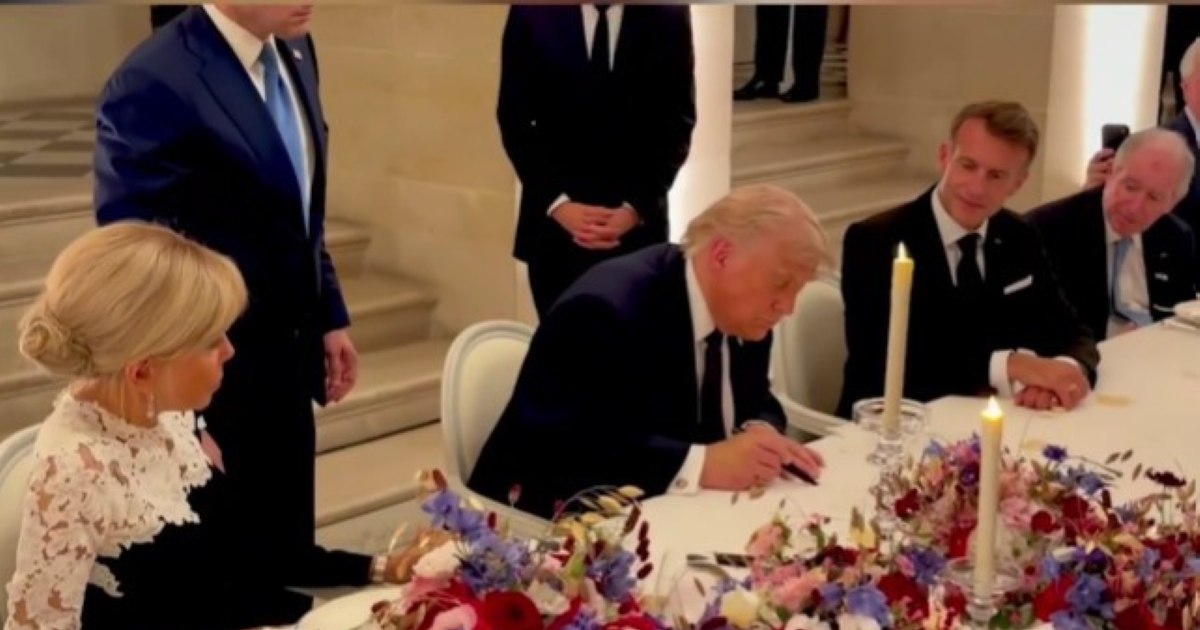 Donald Trump semnează un document la Palatul Versailles, în timpul cinei cu Emmanuel Macron