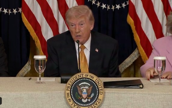 Donald Trump la Biroul Oval