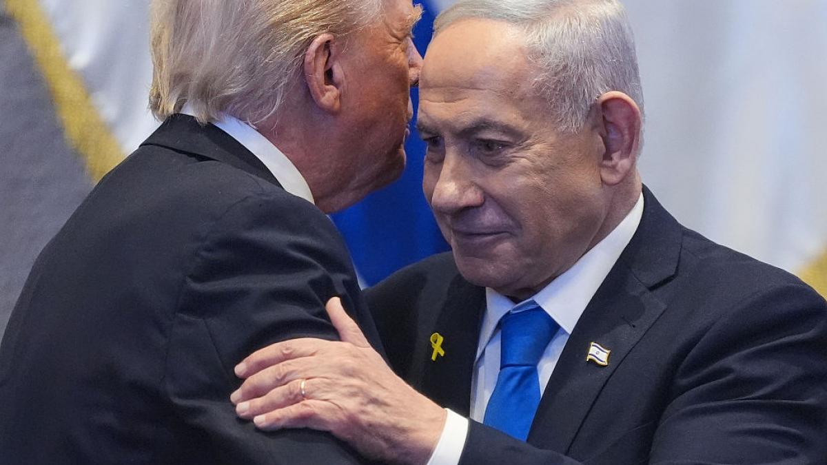 Donald Trump vorbind la un miting
