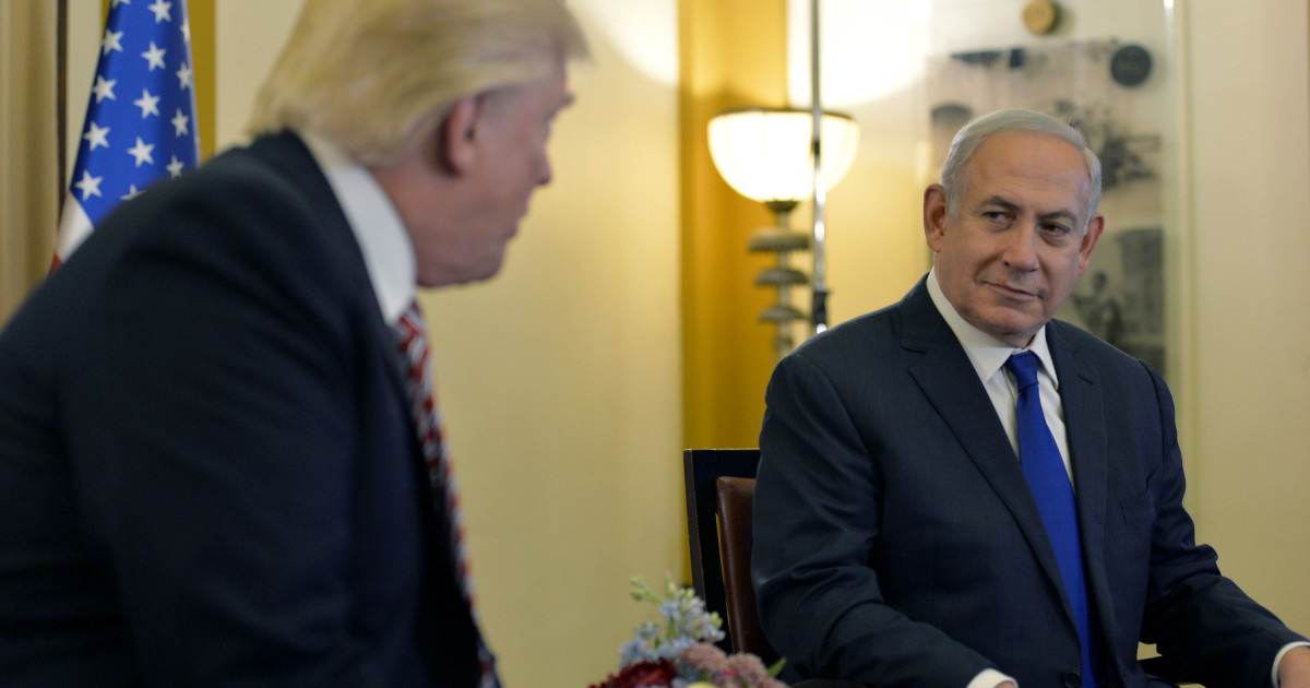 Donald Trump și Benjamin Netanyahu discutând în Biroul Oval