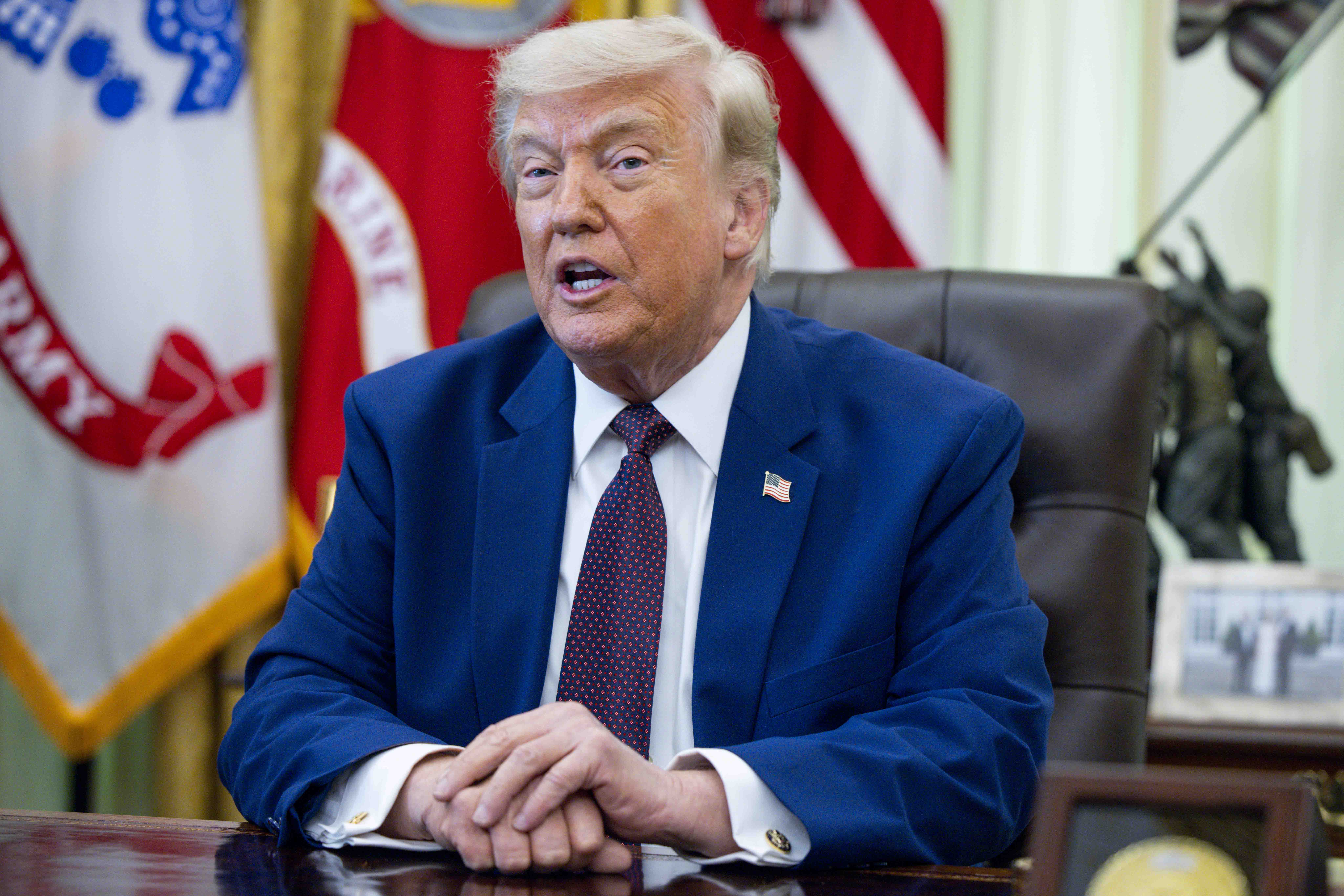 Donald Trump vorbind la un microfon