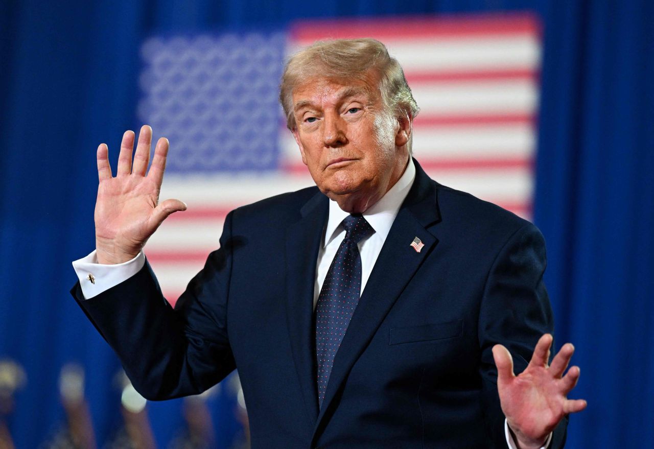 Donald Trump vorbind la un microfon