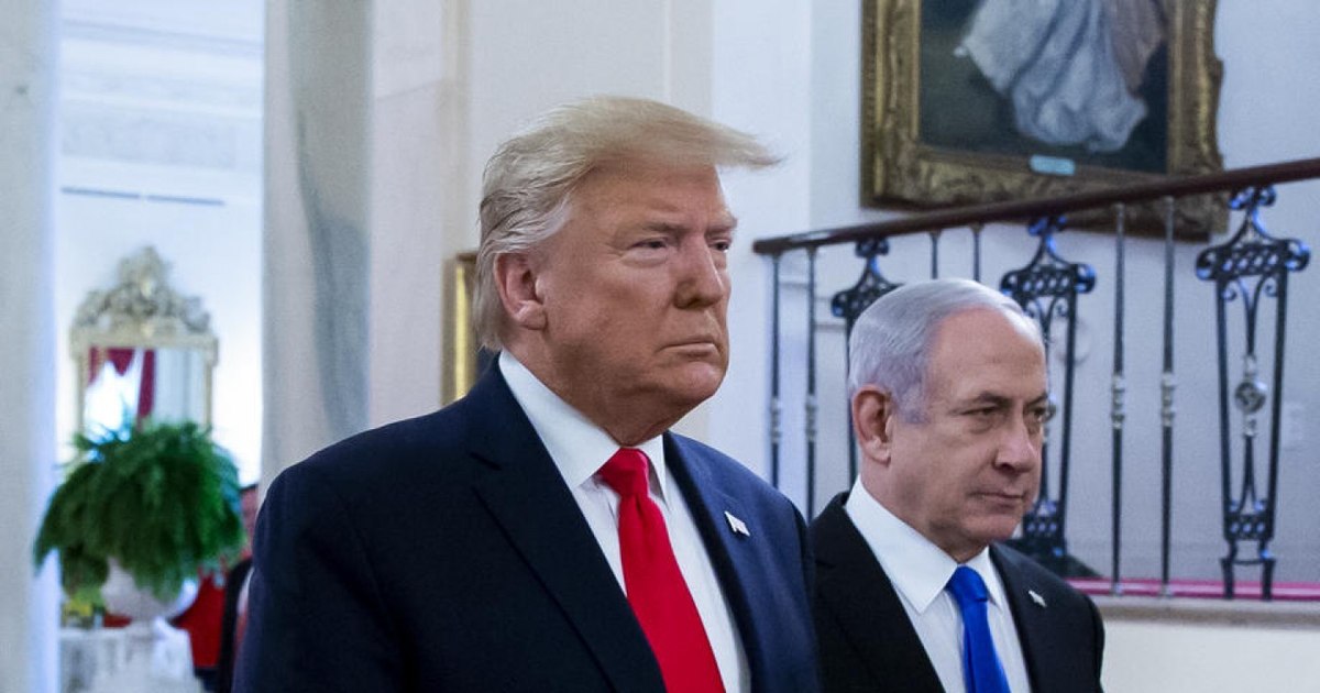 Lideri politici Donald Trump și Benjamin Netanyahu discutând în Biroul Oval