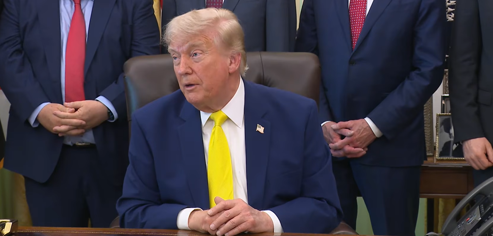 Donald Trump vorbind în Biroul Oval
