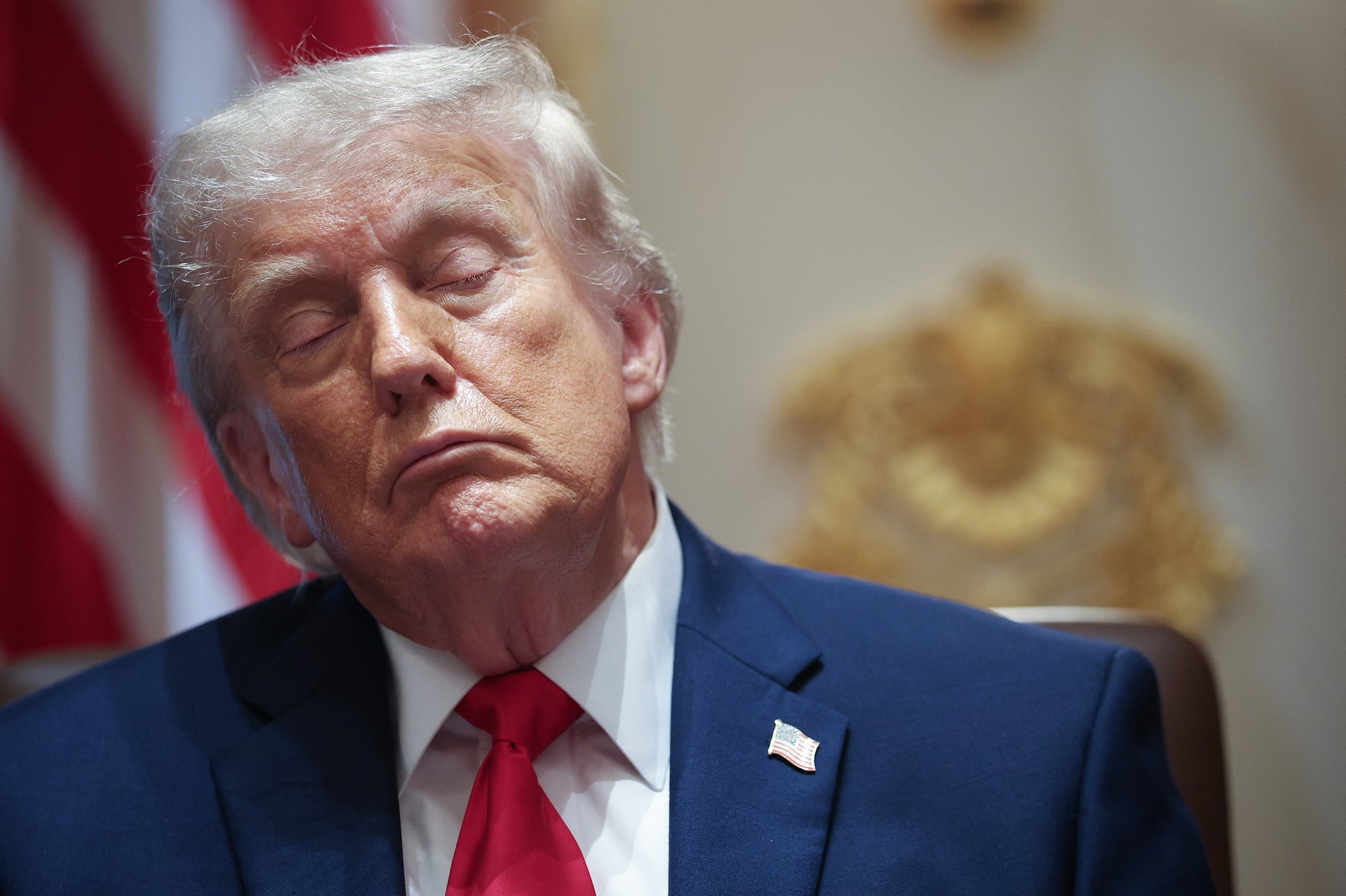 Donald Trump semnează un document la Palatul Versailles, alături de Emmanuel Macron