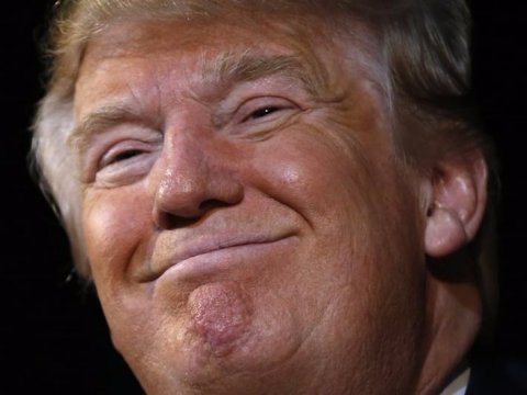 Donald Trump semnează un document la biroul său din Casa Albă