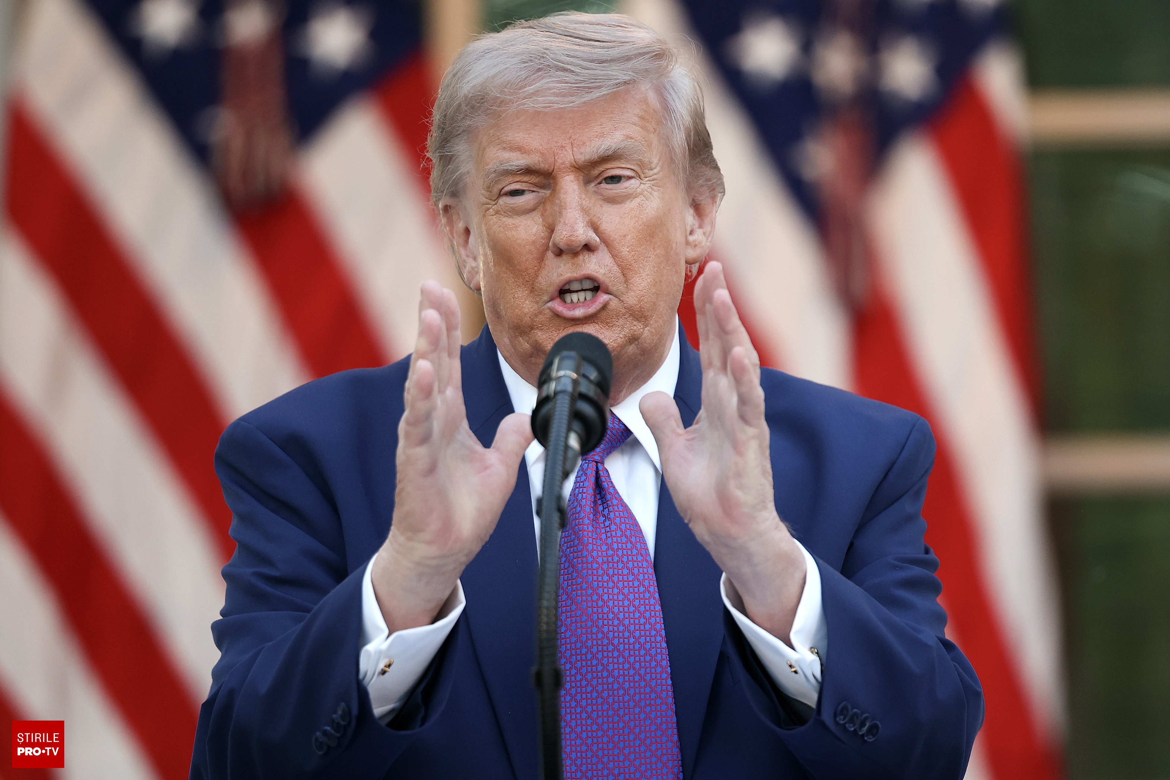Donald Trump vorbind la un microfon