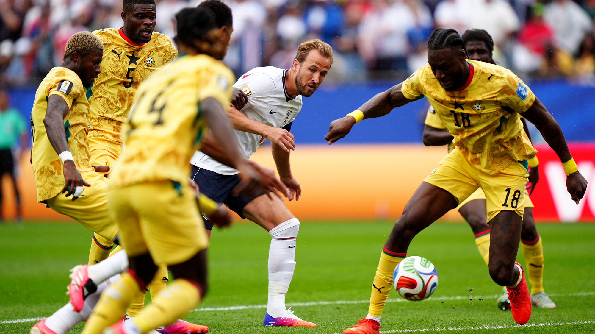Thomas Tuchel discută cu Harry Kane pe marginea terenului