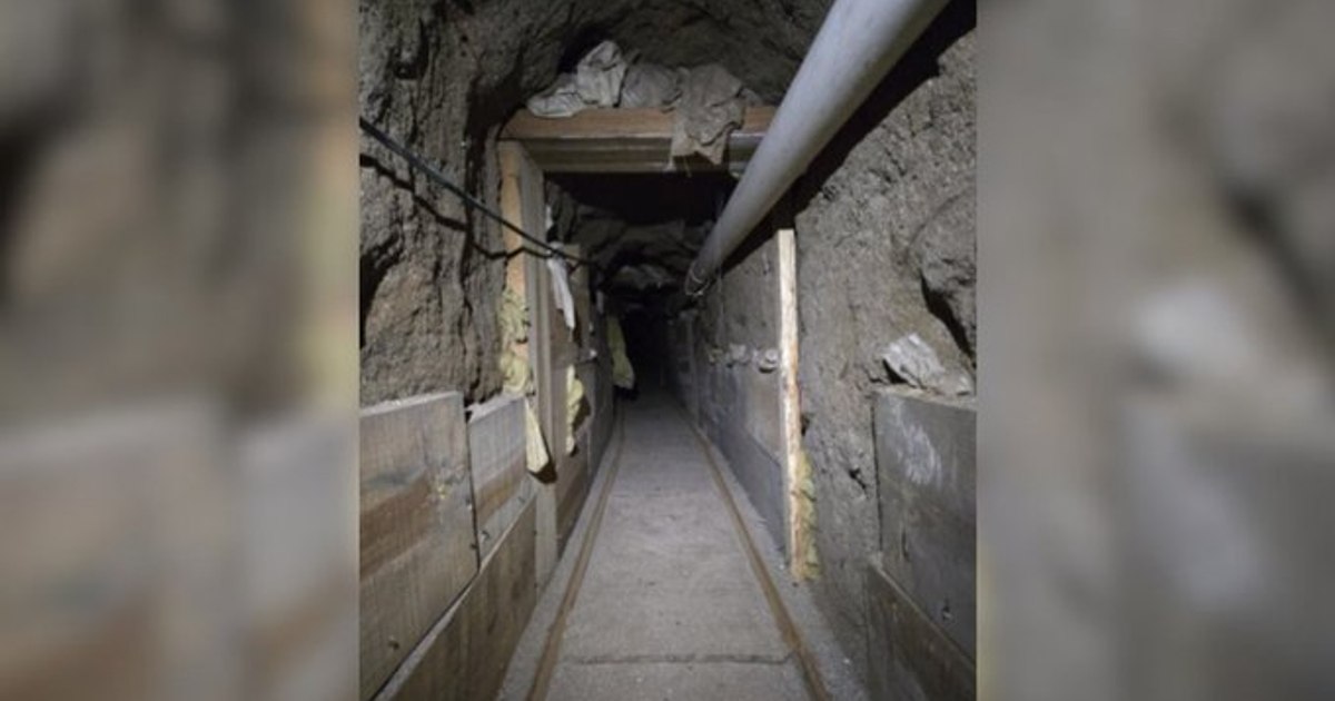 Imagine dintr-un tunel subteran descoperit la granița SUA-Mexic, cu pereți întăriți și șine pentru transport