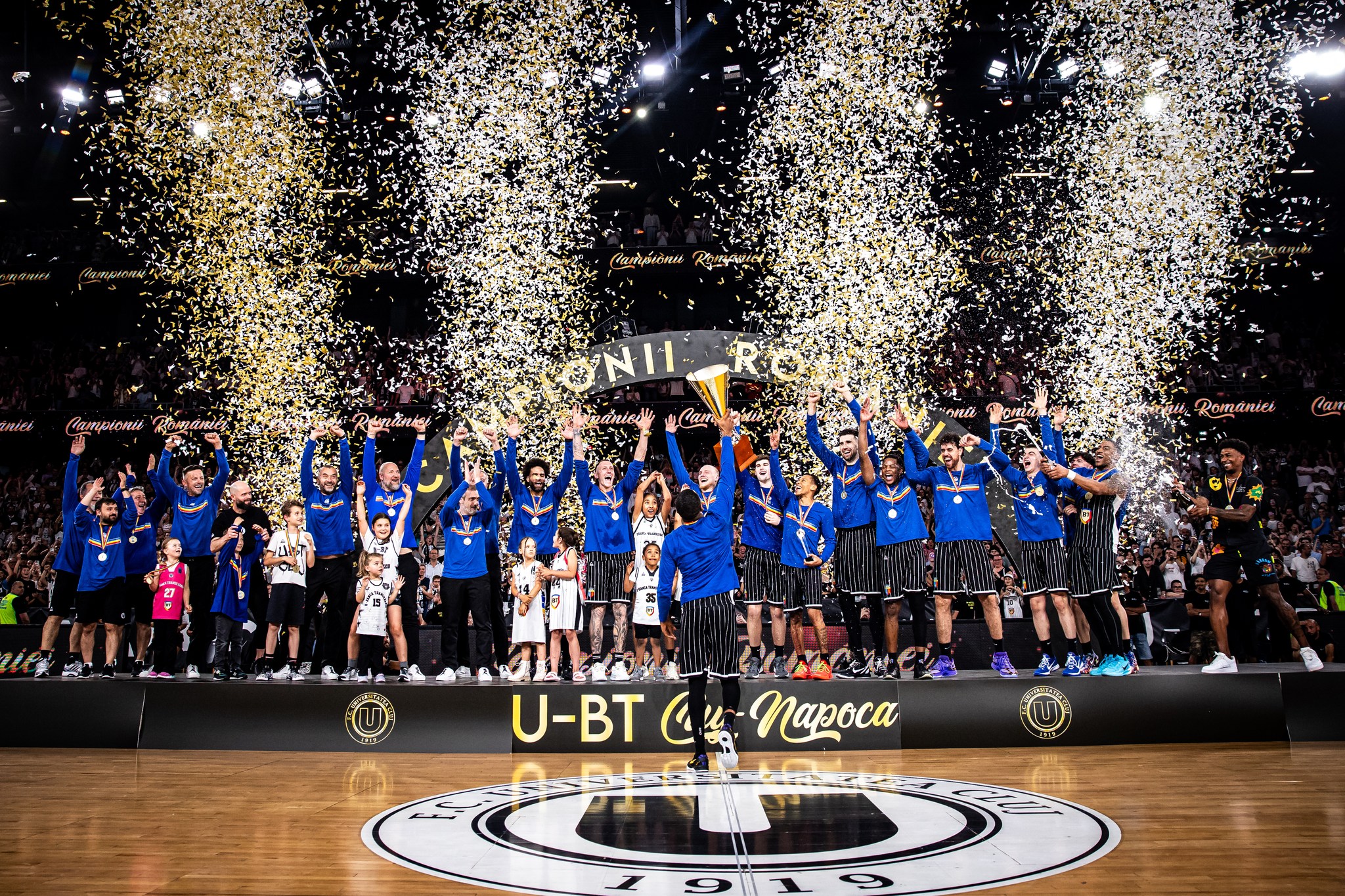 U-BT Cluj câștigă al 6-lea titlu consecutiv în baschetul românesc, după 74-72 cu Oradea
