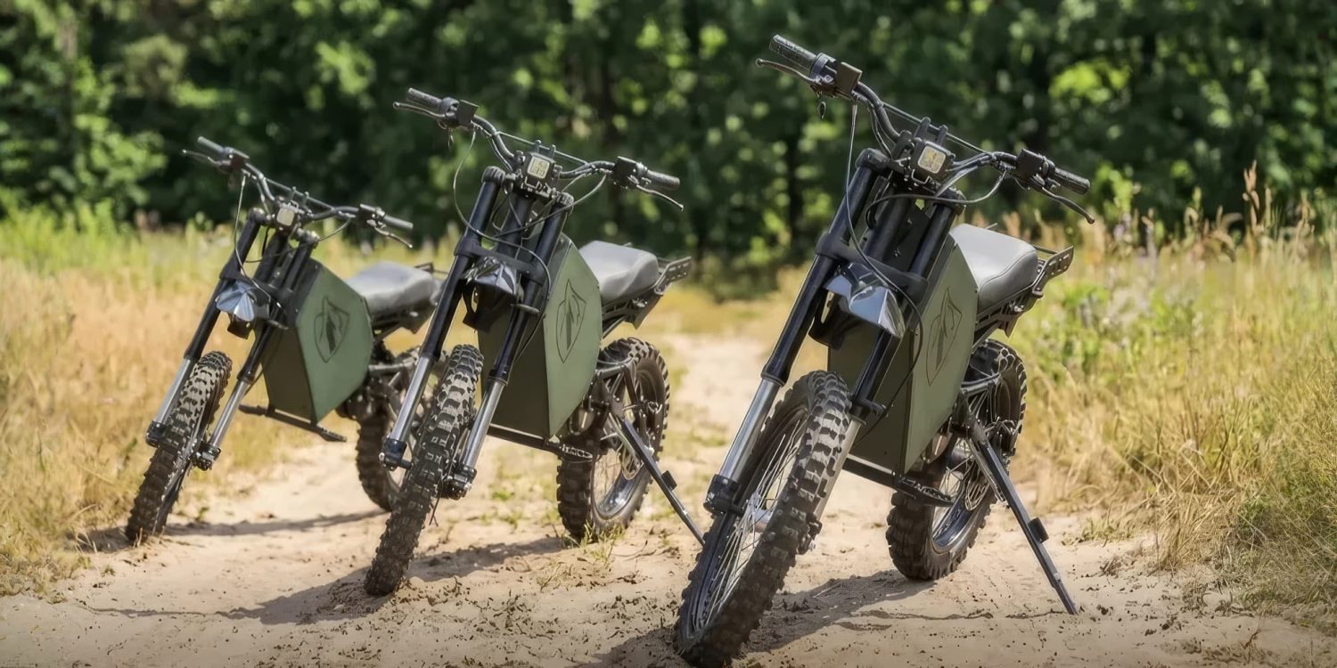 Motocicletă electrică Wolfstorm pe teren accidentat, cu camuflaj militar