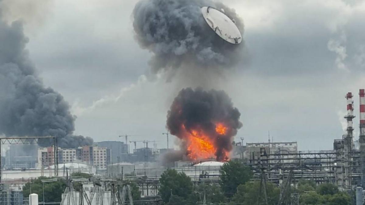 Explozie la rafinăria de petrol din Moscova, cu fum negru și acoperișul unui rezervor aruncat în aer
