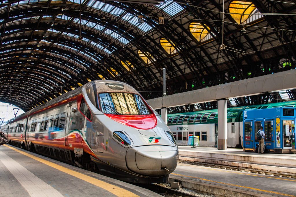 Tren pe șine într-un peisaj rural