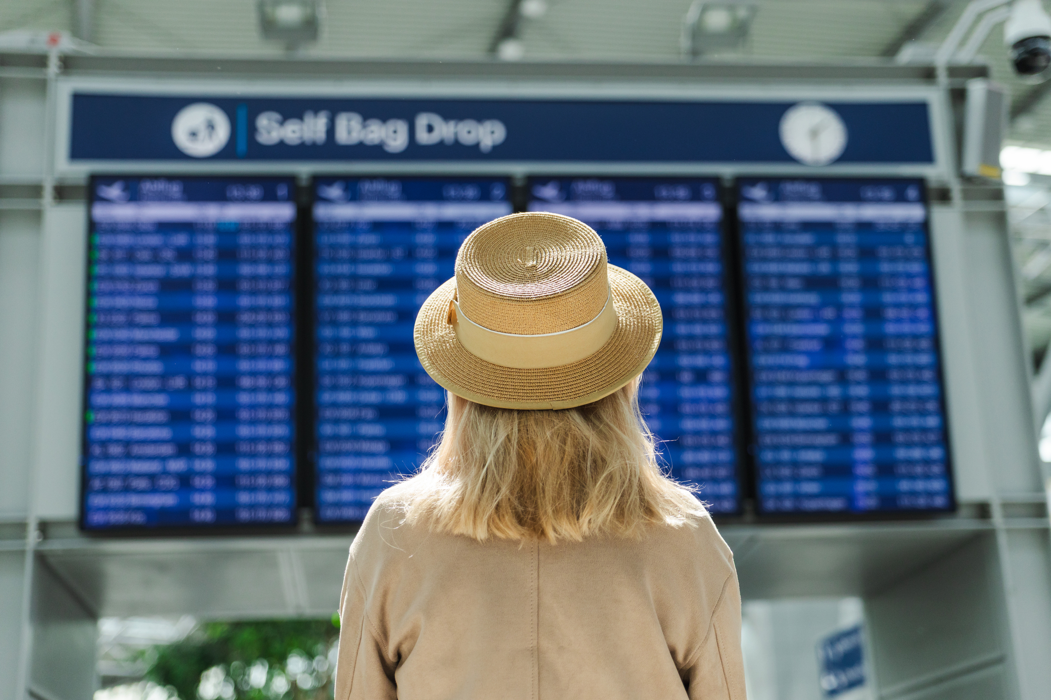 Pasageri la aeroport cu bagaje