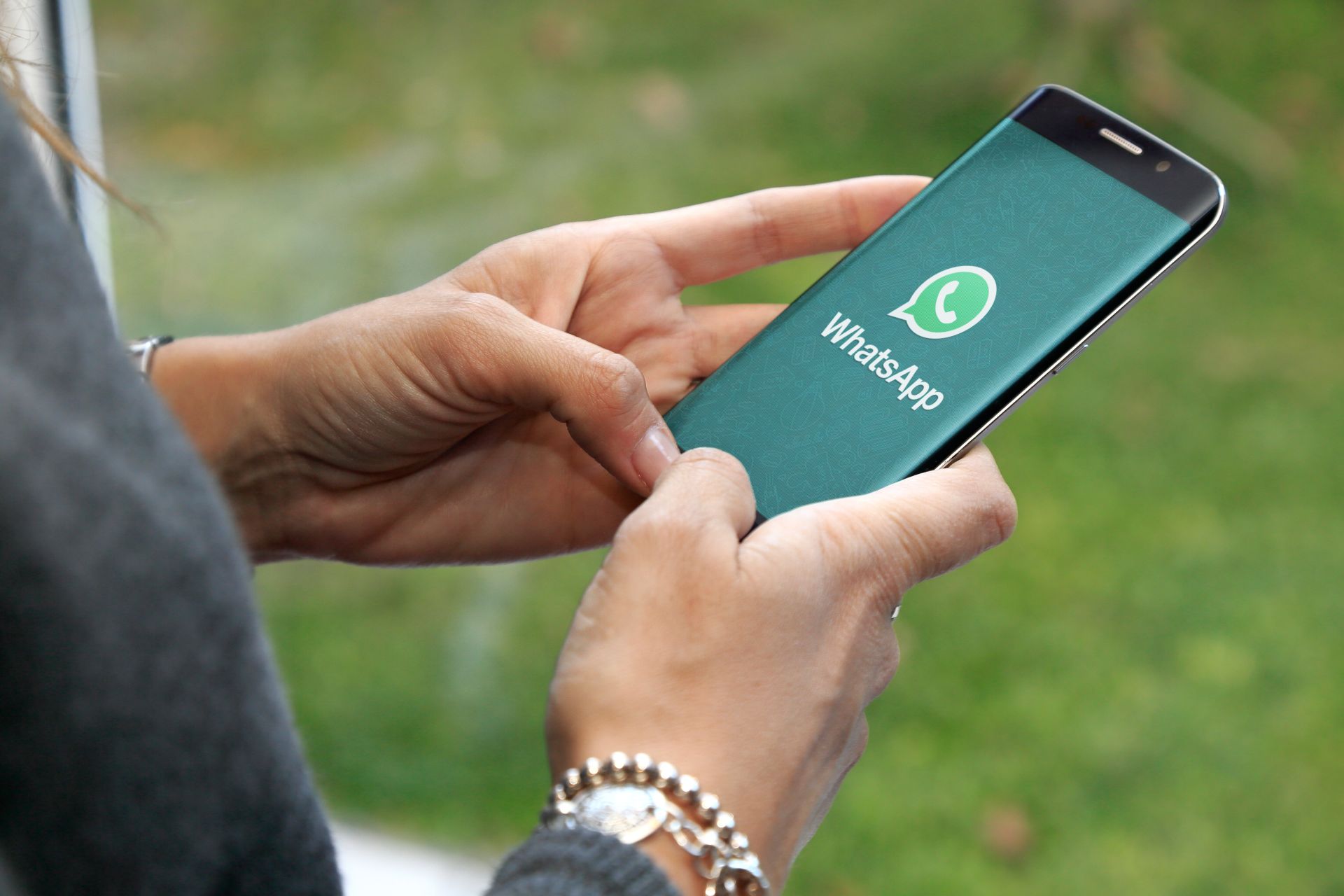 UE ordonă Meta să restabilească accesul prin WhatsApp la chatboți AI rivali