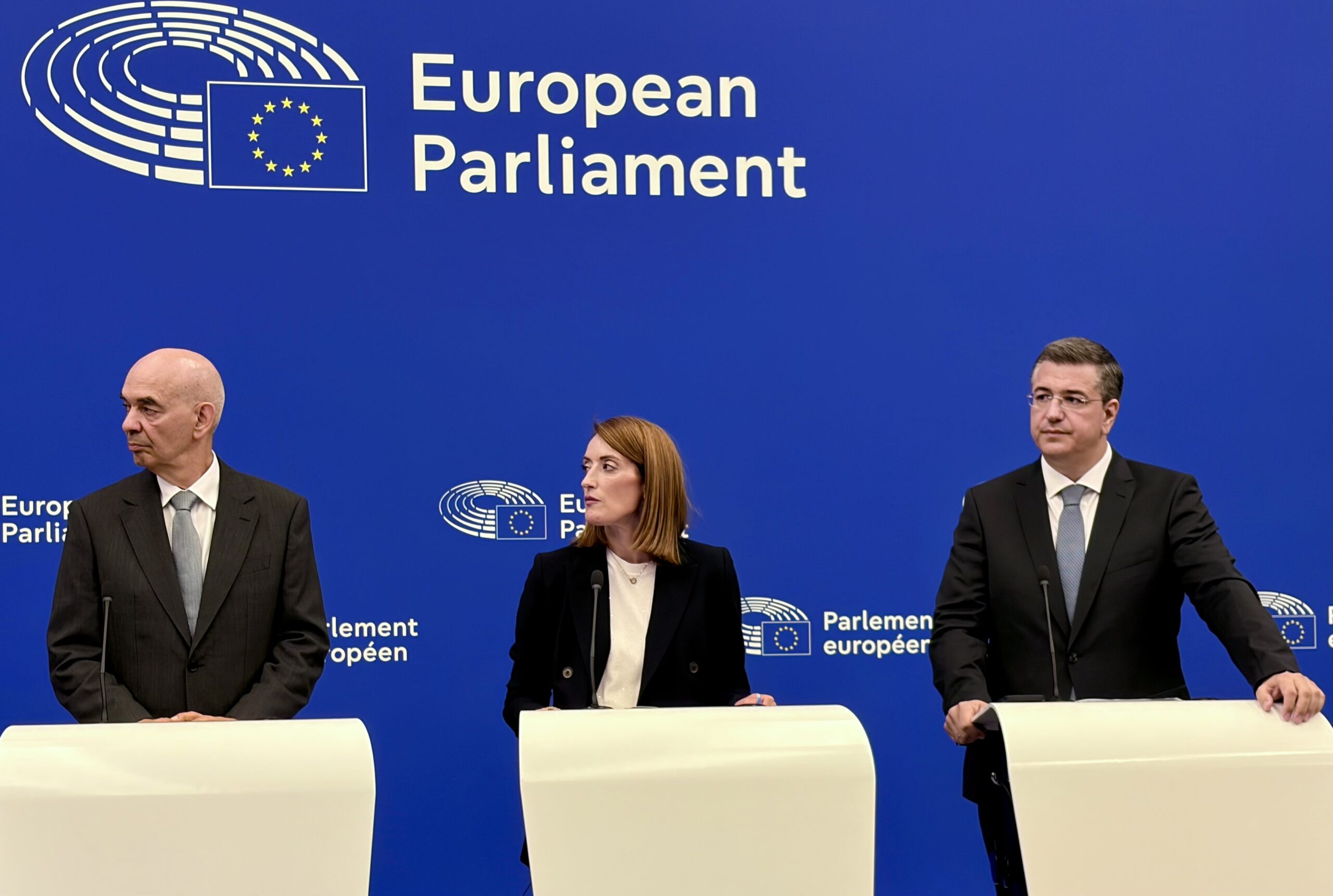 Pasageri cu bagaje de cabină la poarta de îmbarcare
