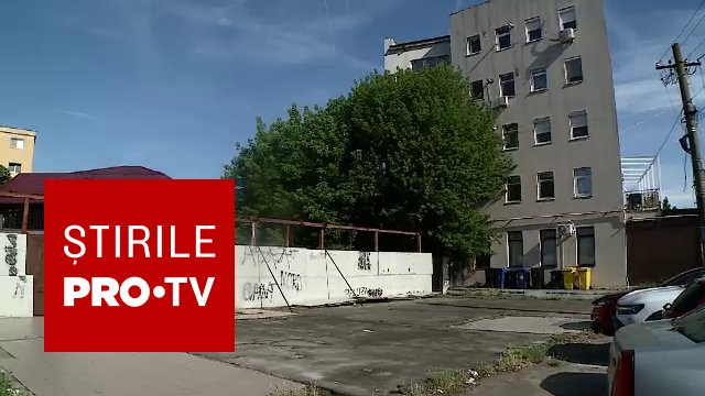 Gard care blochează intrarea într-un bloc din Craiova