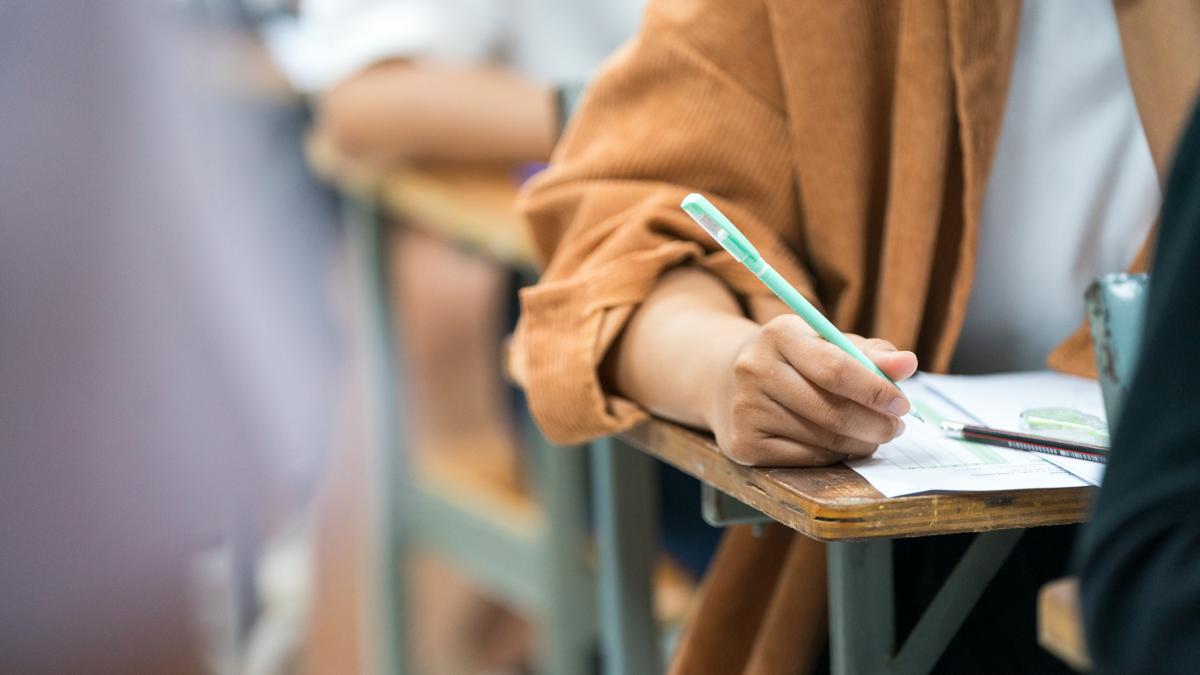 Examen Bacalaureat - elevi în sala de examen