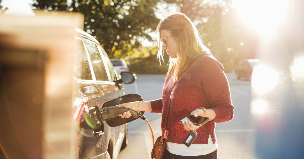 Vânzările de mașini electrice în România au crescut cu 88% în mai, deși piața auto a scăzut cu 10%
