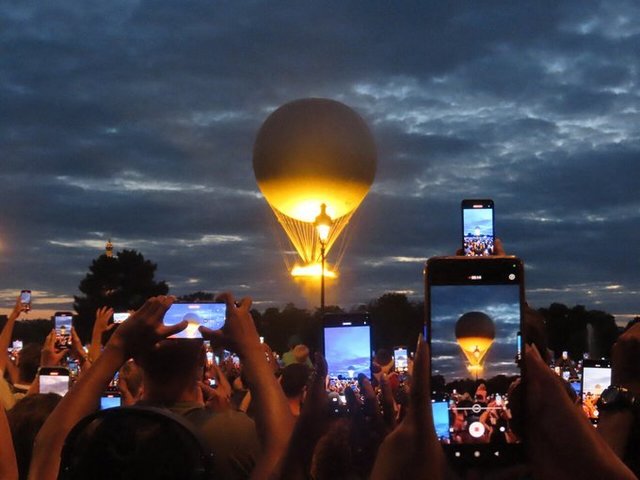 Vasul olimpic suspendat în Grădina Tuileries