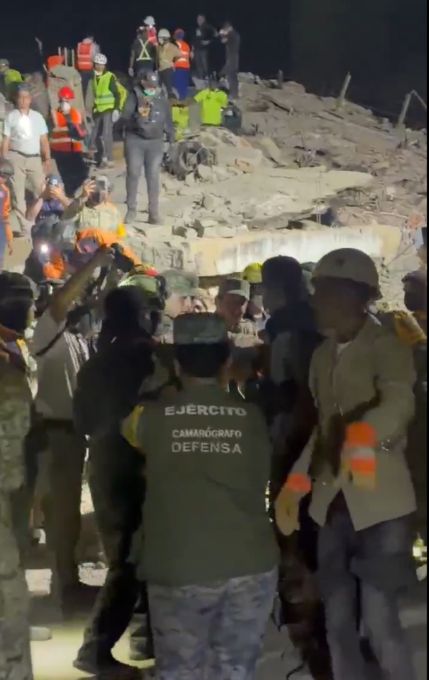 Salvatori scot un băiat de sub dărâmături în Caraballeda, Venezuela