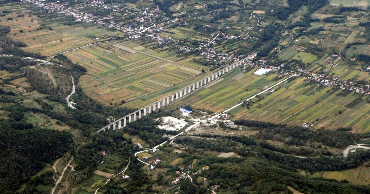 Viaductul Topolog abandonat, pe valea râului Topolog, județul Argeș