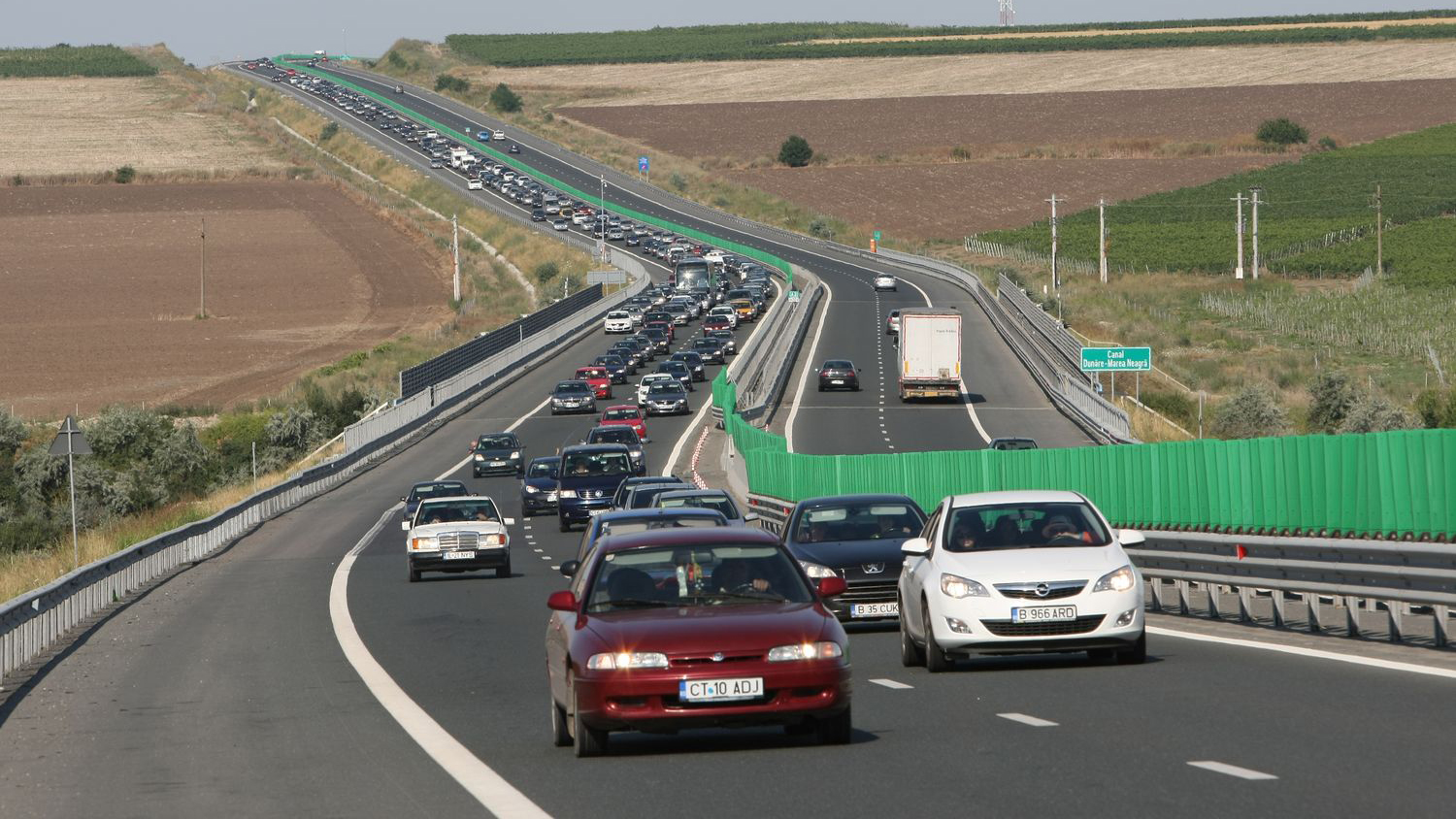 Mașină pe autostradă cu volanul vibrând
