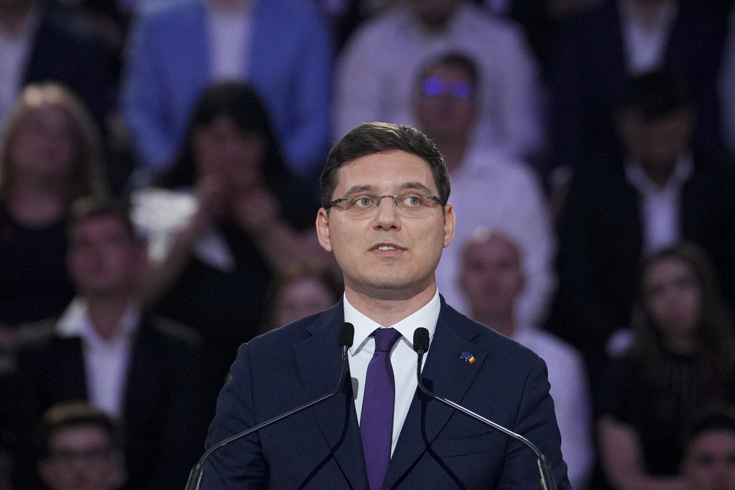 Victor Negrescu, europarlamentar PSD, vorbind la o conferință de presă
