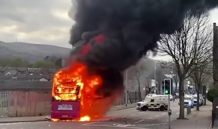 Incendiu la Belfast în urma violențelor rasiste