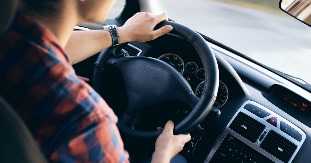 Mașină pe autostradă, viteză constantă, consum redus