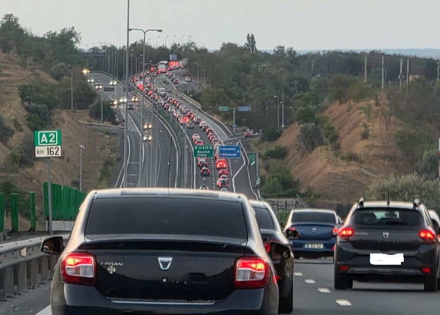 Autostradă cu mașini în trafic