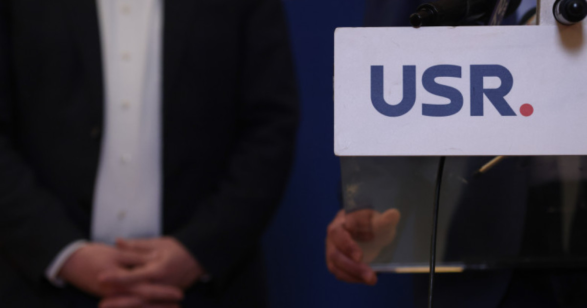 Ședință USR cu membri discutând despre desemnarea premierului