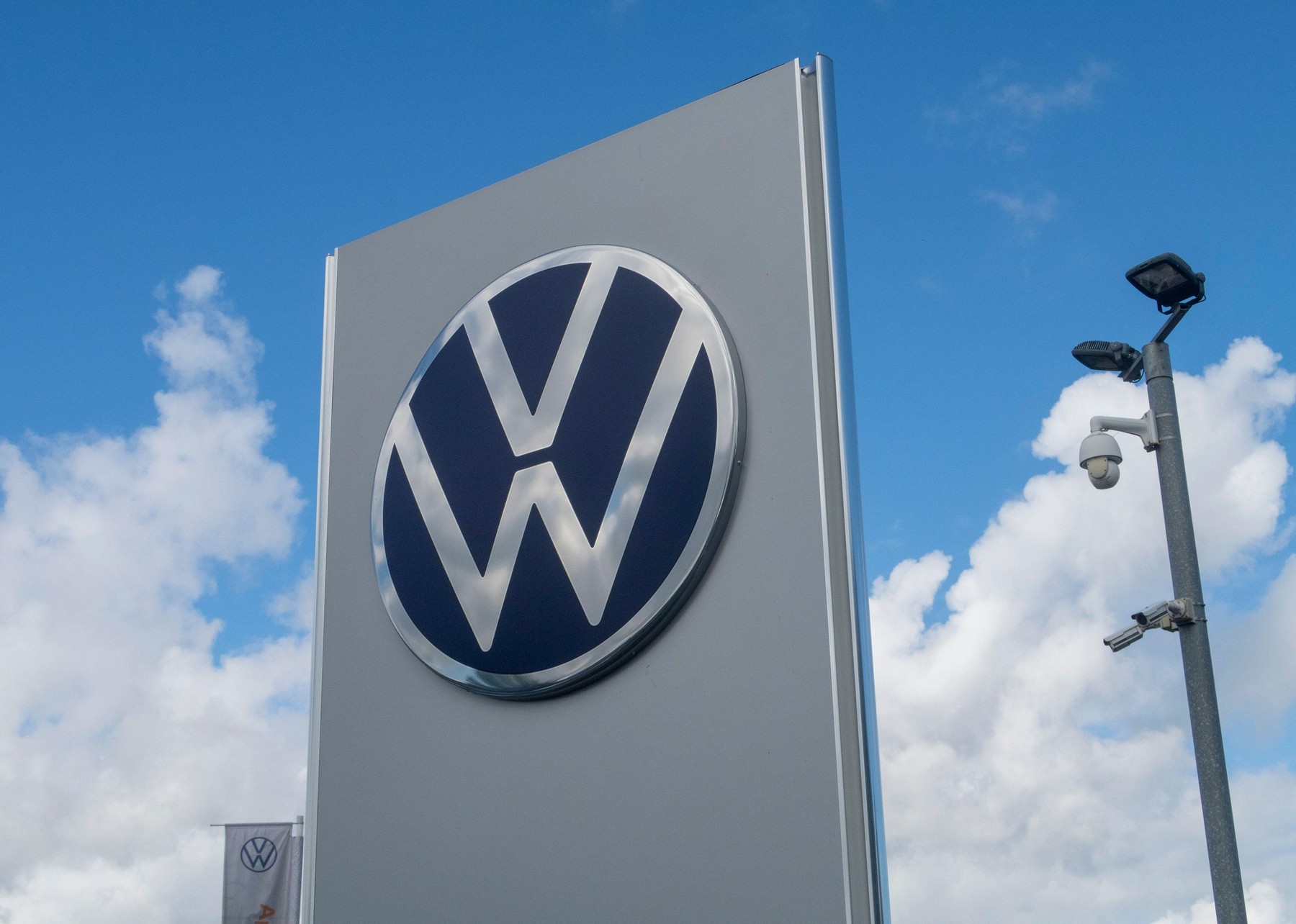 Logo Volkswagen pe clădirea fabricii