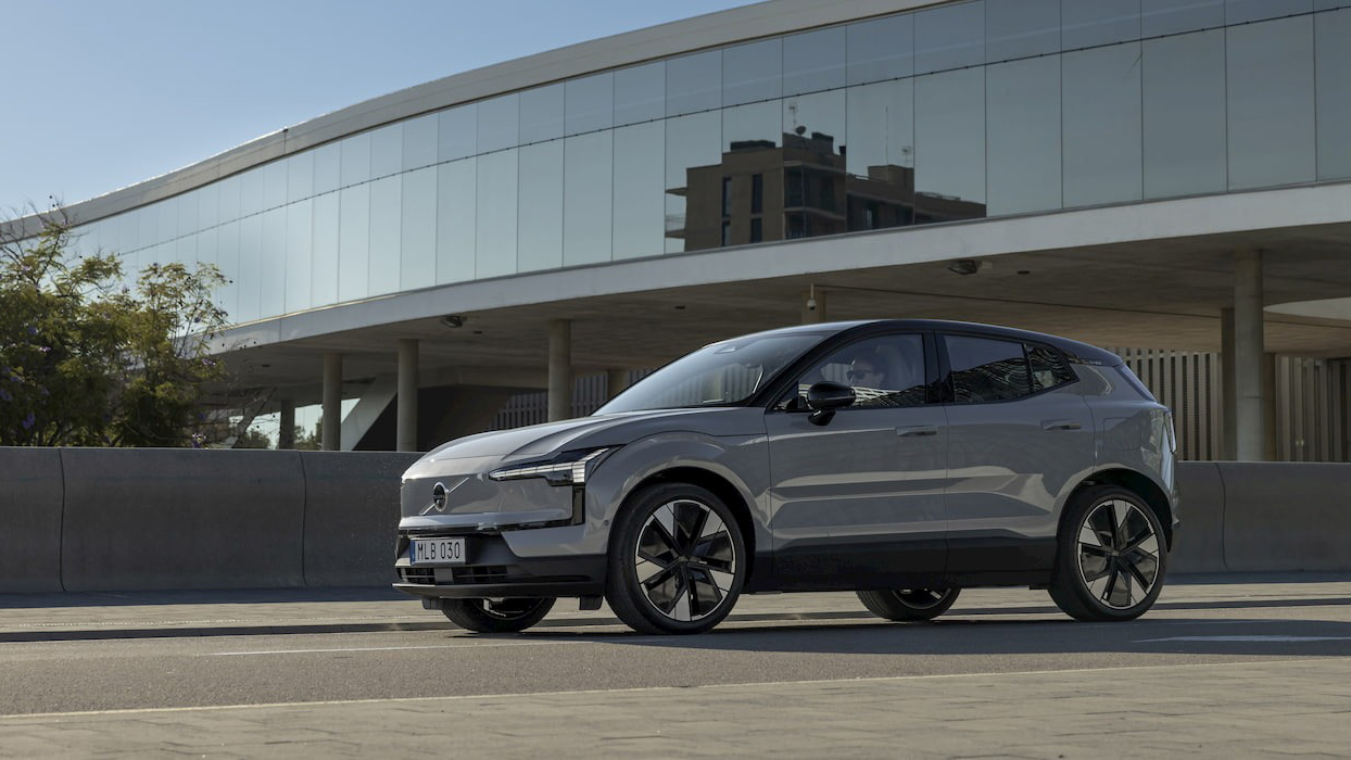 Volvo EX90 conectat la o stație de încărcare