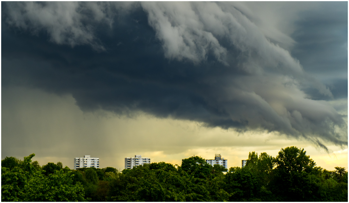 Hartă meteo cu temperaturi și simboluri pentru caniculă și ploi în România