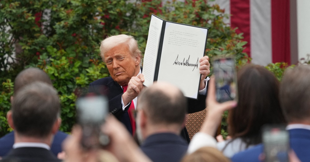 Donald Trump semnează un document la Biroul Oval