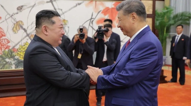 Xi Jinping și Kim Jong Un inspectează garda de onoare în Piața Kim Il Sung din Phenian