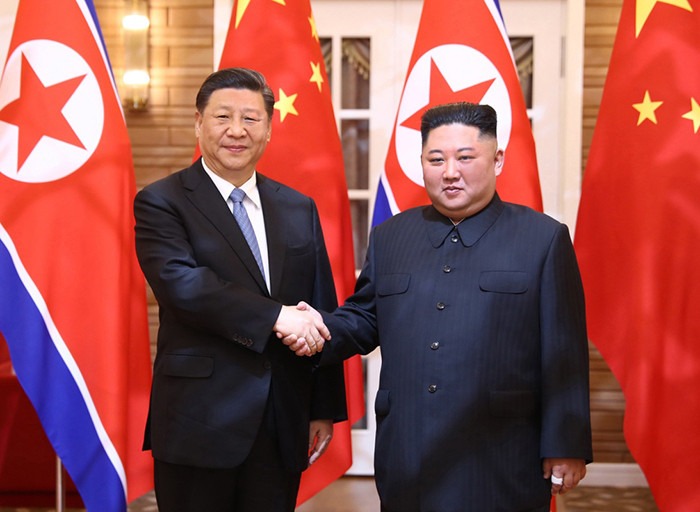 Xi Jinping și Kim Jong Un la ceremonia de primire pe aeroportul din Phenian