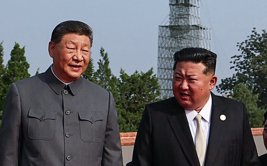 Liderul chinez Xi Jinping și liderul nord-coreean Kim Jong Un