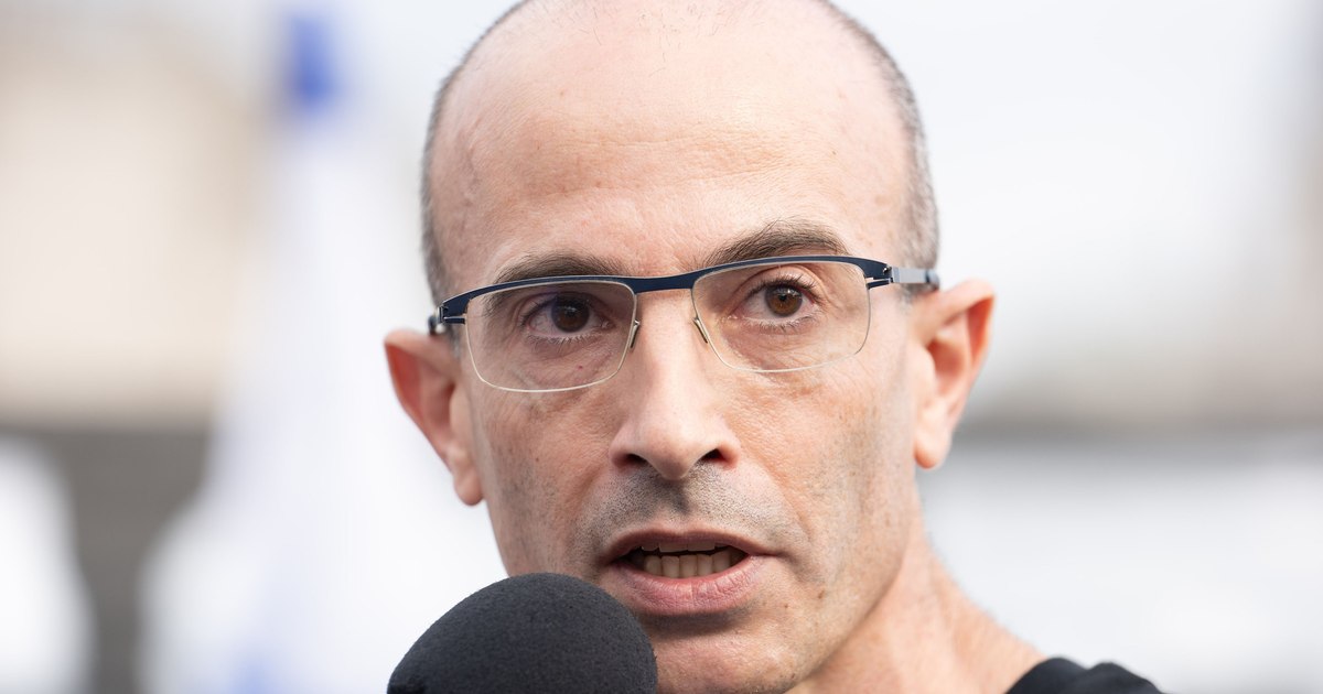 Yuval Noah Harari: Algoritmii rețelelor sociale exploatează frica și ura pentru a controla atenția