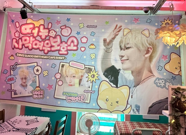 Cafenea decorată cu fotografii și baloane pentru aniversarea unui idol K-pop în Seul