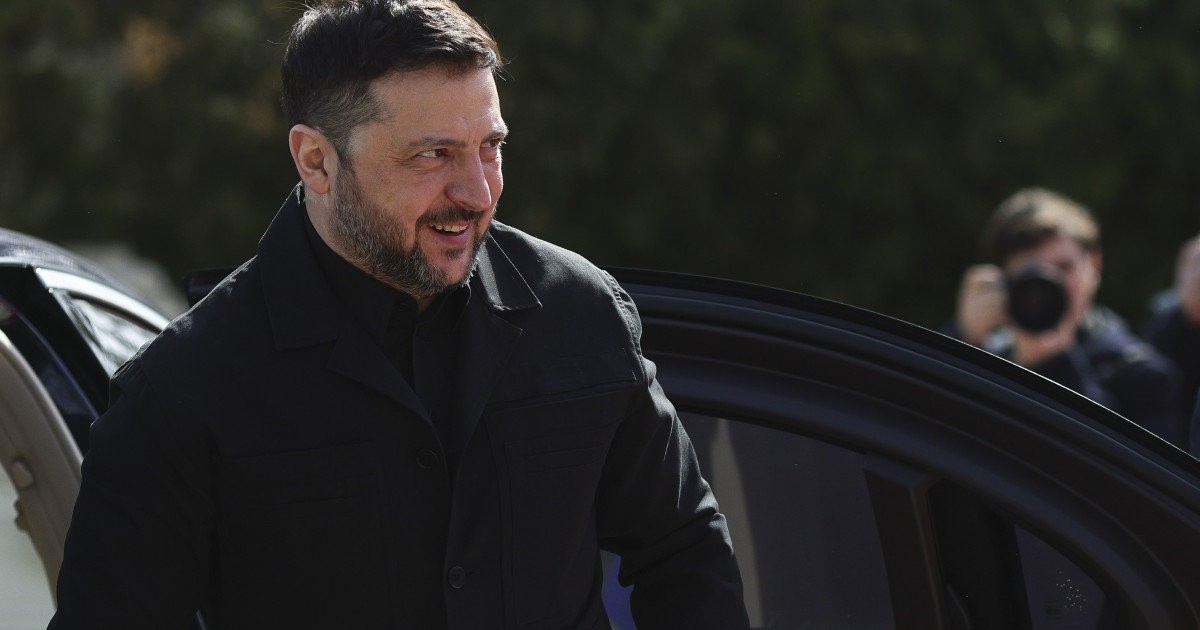 Volodimir Zelenski vorbind la un microfon